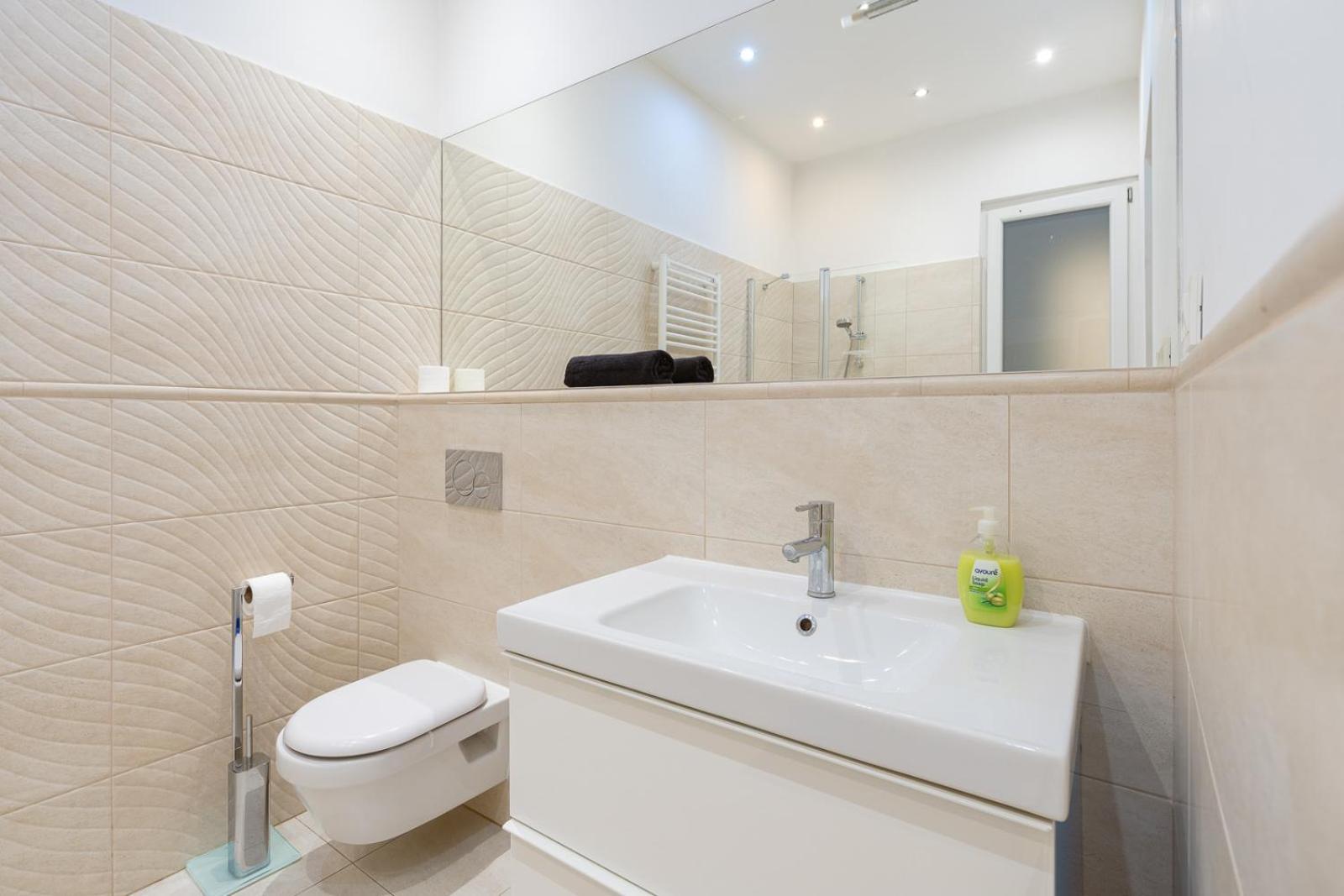 Garys Bright And Spacious Two Bedroom Flat Near Danube Budapesta Exterior foto