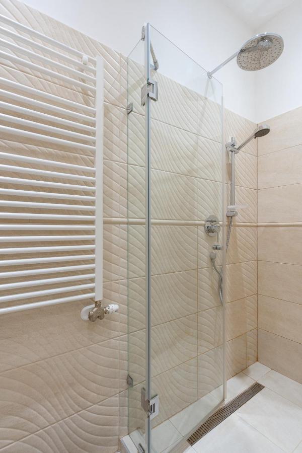 Garys Bright And Spacious Two Bedroom Flat Near Danube Budapesta Exterior foto